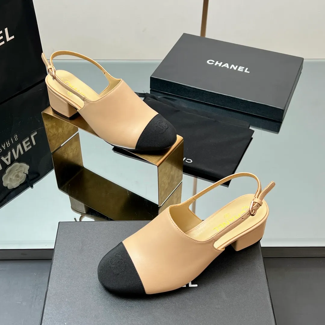 👟👟Ex-factory price 580👟👟 Top quality! Chanel Xiaoxiang 25C early spring new product, thick-heeled cap-toe sandals and back-strap single shoes. Grandma Xiang’s always elegant and ladylike temperament, full of high-end sense, very nice on the feet ~ French style, really beautiful to the top of my heart! An elegant and romantic fairy should be like this! The minimalist color scheme is deeply rooted in people's hearts~ It goes well with either skirts or casual wear! Whether worn barefoot or paired with skirts or trousers, it is very versatile! Incomparably beautiful! Special fairy ✔ Check out the details of my house and take real photos. Fabric: Sheepskin ➕ Grosgrain. Inner pads: all silk sheepskin. Outsole: cowhide outsole imported from Italy. Heel height: 4.5cm. Size: 35-39 (40/41 customized). Comes with counter 🇮🇹 authentic packaging.